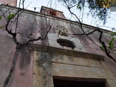 Lo stabile ha una cappella annessa: il suo ingresso � sormontato da un architrave con un'iscrizione del 900, una finestrella rotonda e il simbolo nobiliare degli Uva, famiglia originaria di Molfetta